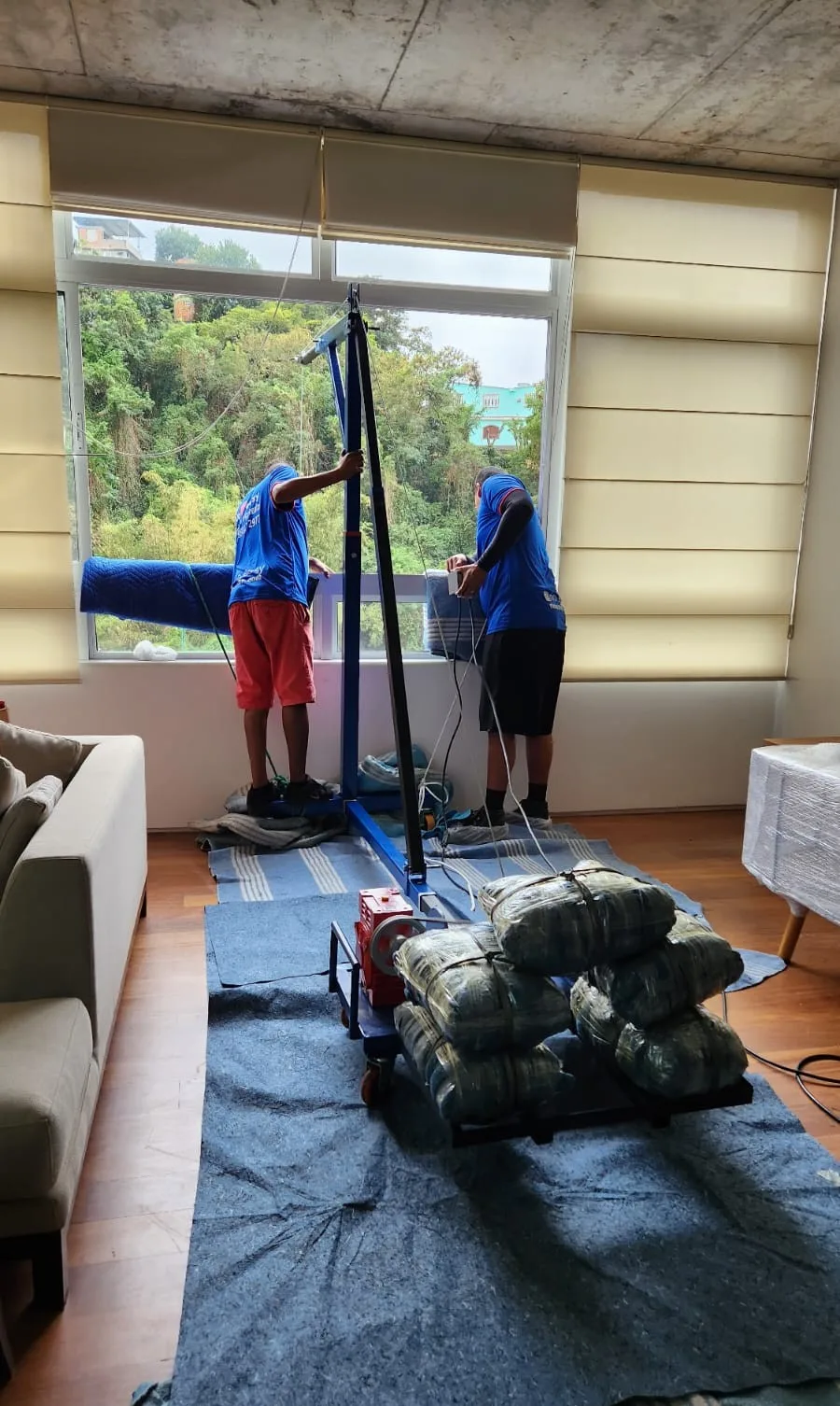 Trabalhadores e Máquina de Içamento